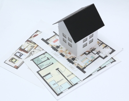 家の模型と平面図