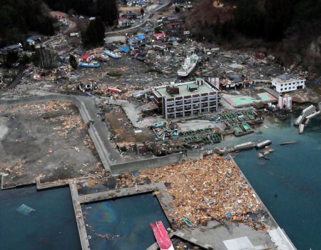 津波に襲われた漁港と町